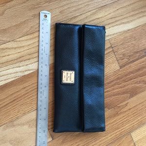 Black Dooney & Bourke clutch 🖤